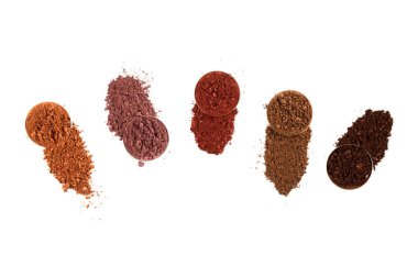 Makyaj malzemeleri. Göz farı ezilmiş palet, beyaz arka planda izole edilmiş renkli göz farı tozu..