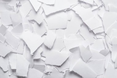 Arkaplan olarak boş beyaz kağıt parçaları. Metin veya tasarım için boşluk. 