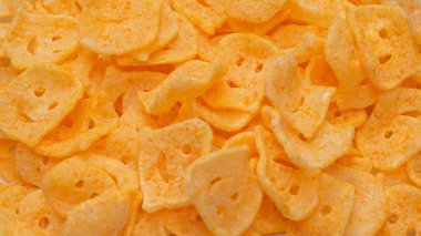 Beyaz arka planda gevrek tuzlu atıştırmalıklar.. 