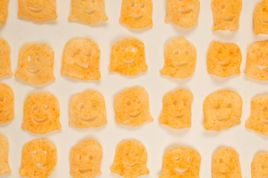 Beyaz arka planda gevrek tuzlu atıştırmalıklar.. 