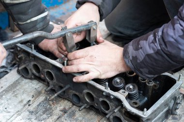 Tamirci tamir etti. Motor tamiri.