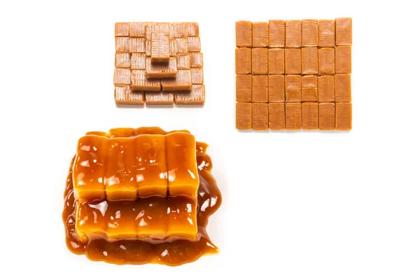 Smaczne Karmelowe Cukierki Odizolowane Białym Tle Przestrzeń Kopiowania — Zdjęcie stockowe