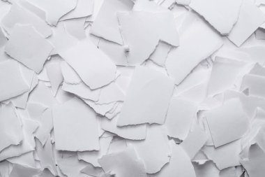 Arkaplan olarak boş beyaz kağıt parçaları. Metin veya tasarım için boşluk. 