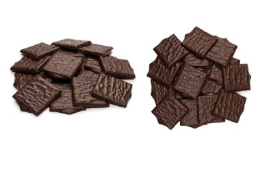 Beyaz arka planda izole edilmiş siyah çikolata şekerleri.. 