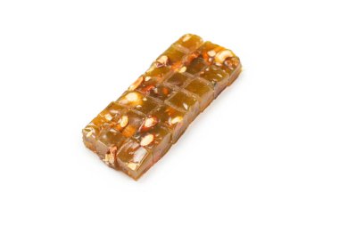 Beyaz arka planda fındıklı geleneksel Türk lezzeti. 