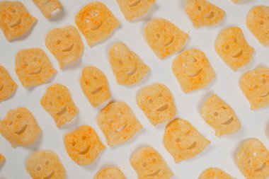 Beyaz arka planda gevrek tuzlu atıştırmalıklar.. 