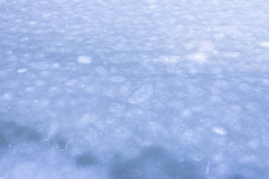 Buzun doğal dokusu, arka plan olarak donmuş göl..