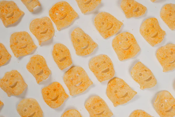 Beyaz arka planda gevrek tuzlu atıştırmalıklar.. 