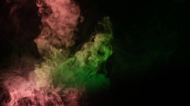 Siyah arka planda yeşil ve pembe buhar. Boşluğu kopyala.