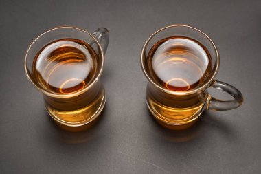 Siyah arka planda bir bardak Türk çayı..