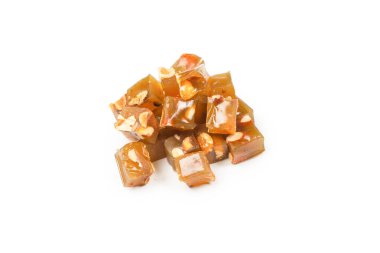 Beyaz arka planda fındıklı geleneksel Türk lezzeti. 