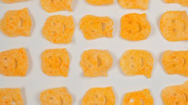 Beyaz arka planda gevrek tuzlu atıştırmalıklar.. 