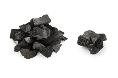 Beyaz arka planda siyah meşe kömürü izole edilmiş. 