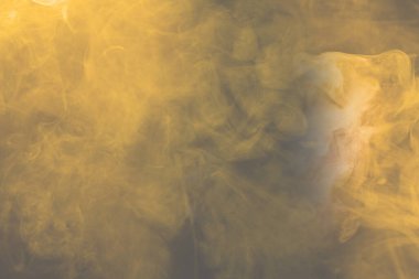 Siyah arka planda sarı ve pembe buhar. Boşluğu kopyala.