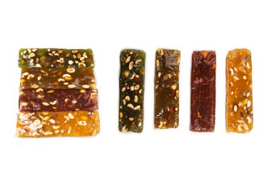 Beyaz arka planda fındıklı geleneksel Türk lezzeti. 