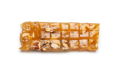 Beyaz arka planda fındıklı geleneksel Türk lezzeti. 