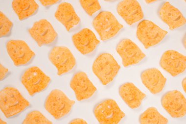 Beyaz arka planda gevrek tuzlu atıştırmalıklar.. 