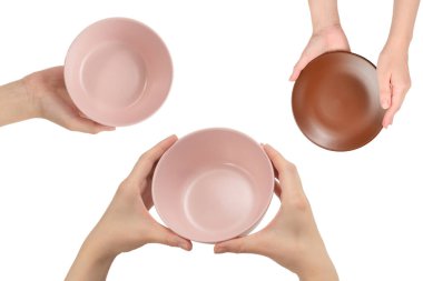 Beyaz arka planda izole edilmiş pembe tabak kadının ellerinde..