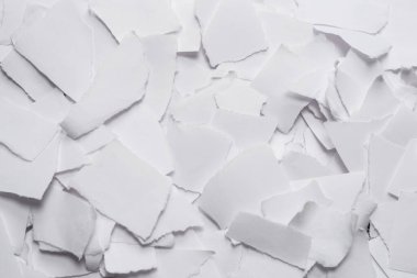 Arkaplan olarak boş beyaz kağıt parçaları. Metin veya tasarım için boşluk. 