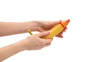 Kadın, muza prezervatif takmış. Beyaz bir arkaplanda izole edilmiş. 