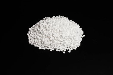 Beyaz arka planda izole edilmiş şeker ikame hapları. Üst görünüm. 