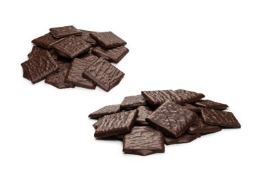 Beyaz arka planda izole edilmiş siyah çikolata şekerleri.. 