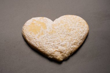 Beyaz arka planda izole edilmiş kalp şeklinde çörekler..