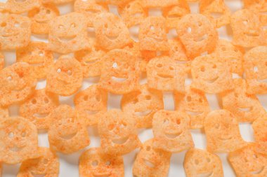 Beyaz arka planda gevrek tuzlu atıştırmalıklar.. 