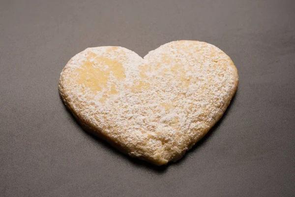 Beyaz arka planda izole edilmiş kalp şeklinde çörekler..