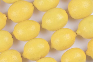 Beyaz arkaplanda limonlar.