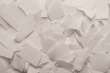 Arkaplan olarak boş beyaz kağıt parçaları. Metin veya tasarım için boşluk. 