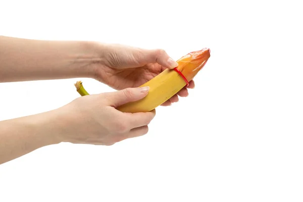Una Donna Messo Preservativo Una Banana Isolato Sfondo Bianco — Foto Stock