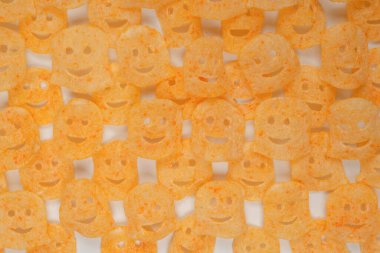 Beyaz arka planda gevrek tuzlu atıştırmalıklar.. 