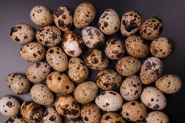Arka plan olarak bir grup bıldırcın yumurtası. Çiğ yumurta..