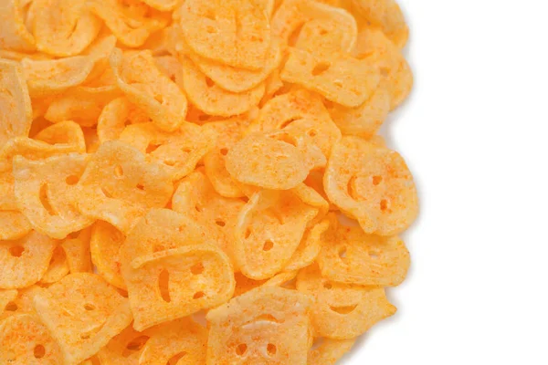 Beyaz arka planda gevrek tuzlu atıştırmalıklar.. 