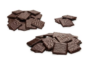 Beyaz arka planda izole edilmiş siyah çikolata şekerleri.. 