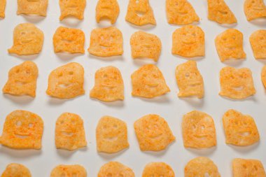 Beyaz arka planda gevrek tuzlu atıştırmalıklar.. 