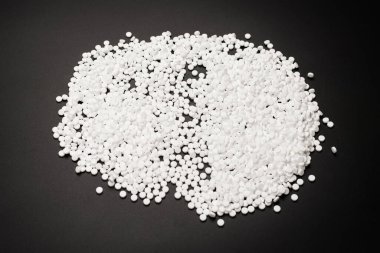 Beyaz arka planda izole edilmiş şeker ikame hapları. Üst görünüm. 