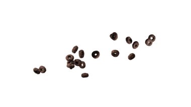 Çikolata halkaları gevrekleri bir kaseye dökülür. Kahvaltıda. Beyaz bir arkaplanda izole edilmiş. 