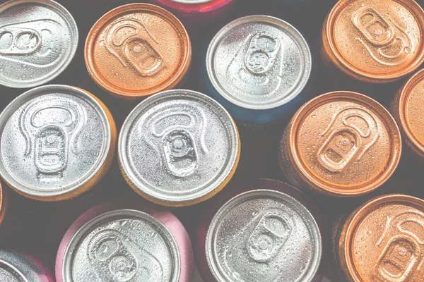 Bir grup alüminyum kutu, soğuk içecek. Üst görünüm.