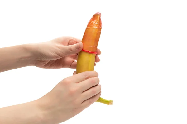 Een Vrouw Deed Een Condoom Een Banaan Geïsoleerd Een Witte — Stockfoto