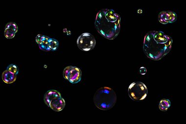 Sabun köpükleri siyah arka planda izole edilmiş. Boşluğu kopyala. 