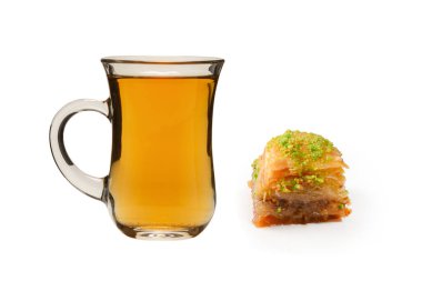 Beyaz arka planda izole edilmiş bir Türk çayı.. 