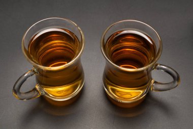 Siyah arka planda bir bardak Türk çayı..