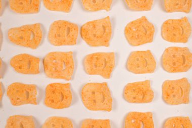 Beyaz arka planda gevrek tuzlu atıştırmalıklar.. 