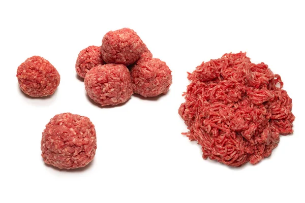 Beyaz arkaplanda çiğ et topları izole.