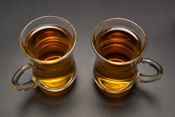 Siyah arka planda bir bardak Türk çayı..