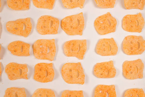 Beyaz arka planda gevrek tuzlu atıştırmalıklar.. 