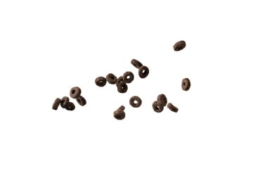 Çikolata halkaları gevrekleri bir kaseye dökülür. Kahvaltıda. Beyaz bir arkaplanda izole edilmiş. 