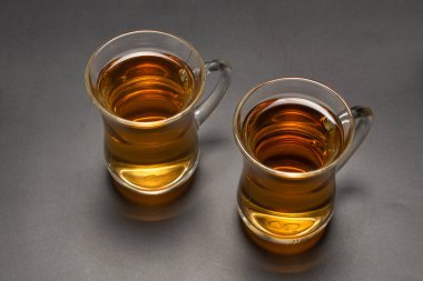 Siyah arka planda bir bardak Türk çayı..